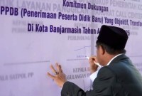 Wakil Wali Kota Banjarmasin H Arifin Noor saat mendatangi komitmen pelaksanaan PPDB tahun ajaran 2024/2025 beberapa waktu lalu. [ANTARA/HO-Disdik Banjarmasin]
