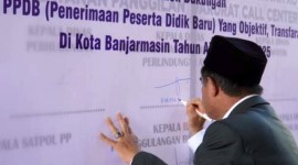 Wakil Wali Kota Banjarmasin H Arifin Noor saat mendatangi komitmen pelaksanaan PPDB tahun ajaran 2024/2025 beberapa waktu lalu. [ANTARA/HO-Disdik Banjarmasin]
