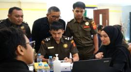 Petugas Kanwil DJP Kalselteng bersama Kanwil DJKN Kalselteng saat melakukan proses lelang secara open bidding melalui situs portal.lelang.go.id yang dikelola oleh DJKN. [ANTARA/Firman]
