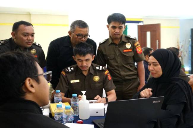 Petugas Kanwil DJP Kalselteng bersama Kanwil DJKN Kalselteng saat melakukan proses lelang secara open bidding melalui situs portal.lelang.go.id yang dikelola oleh DJKN. [ANTARA/Firman]