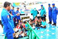 

Anggota Satpolairud Polresta Banjarmasin memberikan edukasi kepada anak pesisir sungai saat berada di kapal perpustakaan terapung. [ANTARA/Gunawan Wibisono]