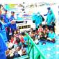 

Anggota Satpolairud Polresta Banjarmasin memberikan edukasi kepada anak pesisir sungai saat berada di kapal perpustakaan terapung. [ANTARA/Gunawan Wibisono]