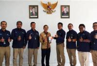 Penyerahan Buku oleh Kepala Perwakilan Ombudsman RI Provinsi Kalimantan Selatan Hadi Rahman (batik) kepada General Manager PLN UID Kalselteng Muhammad Joharifin (empat dari kanan) beserta jajaran PLN UID Kalselteng. [ANTARA/HO-PLN UID Kalselteng]