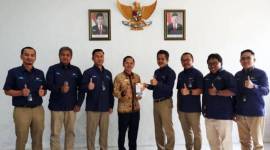 Penyerahan Buku oleh Kepala Perwakilan Ombudsman RI Provinsi Kalimantan Selatan Hadi Rahman (batik) kepada General Manager PLN UID Kalselteng Muhammad Joharifin (empat dari kanan) beserta jajaran PLN UID Kalselteng. [ANTARA/HO-PLN UID Kalselteng]