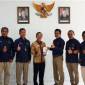 Penyerahan Buku oleh Kepala Perwakilan Ombudsman RI Provinsi Kalimantan Selatan Hadi Rahman (batik) kepada General Manager PLN UID Kalselteng Muhammad Joharifin (empat dari kanan) beserta jajaran PLN UID Kalselteng. [ANTARA/HO-PLN UID Kalselteng]