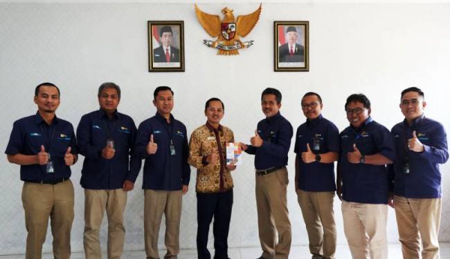 Penyerahan Buku oleh Kepala Perwakilan Ombudsman RI Provinsi Kalimantan Selatan Hadi Rahman (batik) kepada General Manager PLN UID Kalselteng Muhammad Joharifin (empat dari kanan) beserta jajaran PLN UID Kalselteng. [ANTARA/HO-PLN UID Kalselteng]