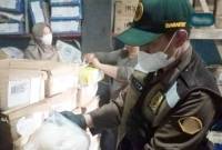 Petugas Karantina Kalsel menunjukkan daging yang tak disertai dokumen lengkap karantina. [ANTARA/Firman]