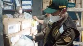 Petugas Karantina Kalsel menunjukkan daging yang tak disertai dokumen lengkap karantina. [ANTARA/Firman]