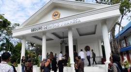 
Gedung Desmond J Mahesa yang baru saja diresmikan oleh Rektor ULM Prof Ahmad Alim Bachri di Fakultas Hukum di Banjarmasin, Rabu (24/7/2024). (ANTARA/Firman)