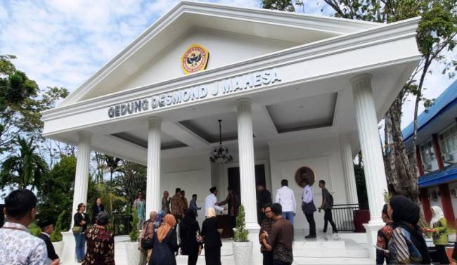 
Gedung Desmond J Mahesa yang baru saja diresmikan oleh Rektor ULM Prof Ahmad Alim Bachri di Fakultas Hukum di Banjarmasin, Rabu (24/7/2024). (ANTARA/Firman)