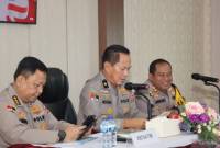 Kepala Puslitbang Mabes Polri Brigjen Pol Iswyoto Agoeng Lesmana Doeta (tengah) saat melakukan peninjauan yuridis terhadap kejahatan siber di Polres Penajam Paser Utara, Kalimantan Timur, Rabu (24/7/2024). (ANTARA/HO-dokumen Humas Polres Penajam Paser Utara)