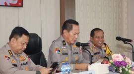 Kepala Puslitbang Mabes Polri Brigjen Pol Iswyoto Agoeng Lesmana Doeta (tengah) saat melakukan peninjauan yuridis terhadap kejahatan siber di Polres Penajam Paser Utara, Kalimantan Timur, Rabu (24/7/2024). (ANTARA/HO-dokumen Humas Polres Penajam Paser Utara)