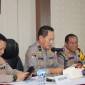 Kepala Puslitbang Mabes Polri Brigjen Pol Iswyoto Agoeng Lesmana Doeta (tengah) saat melakukan peninjauan yuridis terhadap kejahatan siber di Polres Penajam Paser Utara, Kalimantan Timur, Rabu (24/7/2024). (ANTARA/HO-dokumen Humas Polres Penajam Paser Utara)