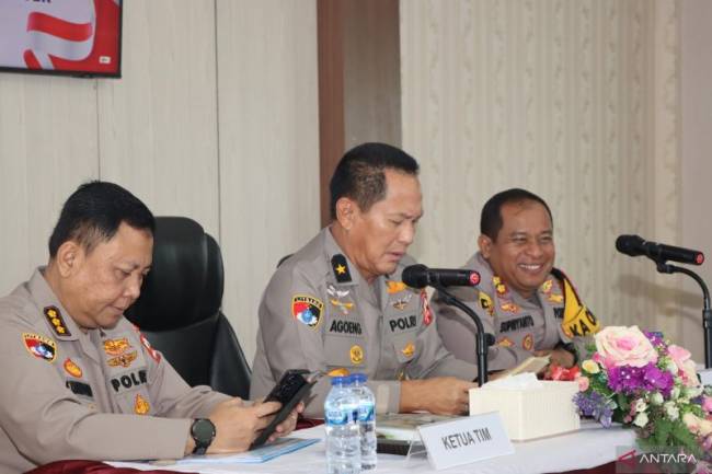 Kepala Puslitbang Mabes Polri Brigjen Pol Iswyoto Agoeng Lesmana Doeta (tengah) saat melakukan peninjauan yuridis terhadap kejahatan siber di Polres Penajam Paser Utara, Kalimantan Timur, Rabu (24/7/2024). (ANTARA/HO-dokumen Humas Polres Penajam Paser Utara)