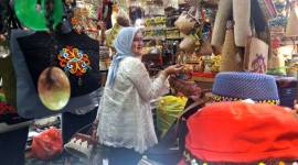 Ibu Negara Iriana Jokowi berbelanja suvenir atau oleh-oleh khas Kaltim di Pasar Bonsay Kota Balikpapan, Provinsi Kalimantan Timur, Senin (29/7/2024). (ANTARA/Muhammad Solih Januar)