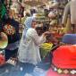 Ibu Negara Iriana Jokowi berbelanja suvenir atau oleh-oleh khas Kaltim di Pasar Bonsay Kota Balikpapan, Provinsi Kalimantan Timur, Senin (29/7/2024). (ANTARA/Muhammad Solih Januar)