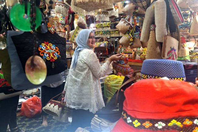 Ibu Negara Iriana Jokowi berbelanja suvenir atau oleh-oleh khas Kaltim di Pasar Bonsay Kota Balikpapan, Provinsi Kalimantan Timur, Senin (29/7/2024). (ANTARA/Muhammad Solih Januar)