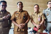 Pj Gubernur Kalimantan Timur Akmal Malik (kedua kiri) bersama Pj Bupati Penajam Paser Utara Makmur Marbun (kedua kanan), Wali Kota Balikpapan Rahmad Mas'ud (kiri) dan Wali Kota Samarinda Andi Harun (kanan) saat diwawancara awak media. (ANTARA/Muhammad Solih Januar)