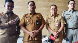 Pj Gubernur Kalimantan Timur Akmal Malik (kedua kiri) bersama Pj Bupati Penajam Paser Utara Makmur Marbun (kedua kanan), Wali Kota Balikpapan Rahmad Mas'ud (kiri) dan Wali Kota Samarinda Andi Harun (kanan) saat diwawancara awak media. (ANTARA/Muhammad Solih Januar)