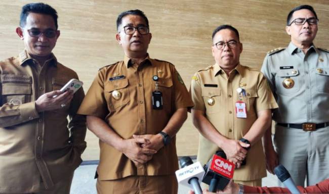 Pj Gubernur Kalimantan Timur Akmal Malik (kedua kiri) bersama Pj Bupati Penajam Paser Utara Makmur Marbun (kedua kanan), Wali Kota Balikpapan Rahmad Mas'ud (kiri) dan Wali Kota Samarinda Andi Harun (kanan) saat diwawancara awak media. (ANTARA/Muhammad Solih Januar)