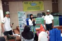 Komunitas Ecoenzyme Nusantara Kalsel memberikan sosialisasi Ecoenzyme dengan warga di Kecamatan Banjarmasin Barat, di kantor kecamatan setempat, Selasa (30/7/2024). (ANTARA/Sukarli)