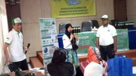 Komunitas Ecoenzyme Nusantara Kalsel memberikan sosialisasi Ecoenzyme dengan warga di Kecamatan Banjarmasin Barat, di kantor kecamatan setempat, Selasa (30/7/2024). (ANTARA/Sukarli)