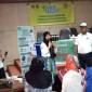Komunitas Ecoenzyme Nusantara Kalsel memberikan sosialisasi Ecoenzyme dengan warga di Kecamatan Banjarmasin Barat, di kantor kecamatan setempat, Selasa (30/7/2024). (ANTARA/Sukarli)