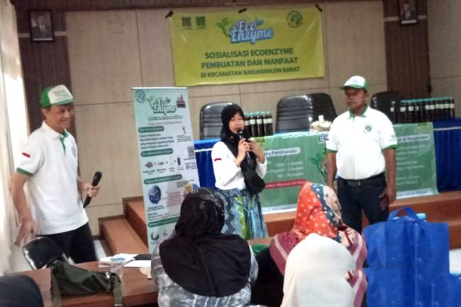 Komunitas Ecoenzyme Nusantara Kalsel memberikan sosialisasi Ecoenzyme dengan warga di Kecamatan Banjarmasin Barat, di kantor kecamatan setempat, Selasa (30/7/2024). (ANTARA/Sukarli)