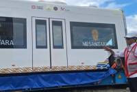 Menteri Perhubungan Budi Karya Sumadi melihat langsung keberadaan kereta otonom tanpa rel di KKT Kota Balikpapan, Provinsi Kalimantan Selasa (30/7/2024). (ANTARA/Muhammad Solih Januar)