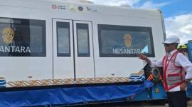 Menteri Perhubungan Budi Karya Sumadi melihat langsung keberadaan kereta otonom tanpa rel di KKT Kota Balikpapan, Provinsi Kalimantan Selasa (30/7/2024). (ANTARA/Muhammad Solih Januar)