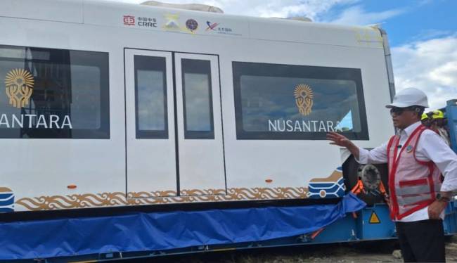 Menteri Perhubungan Budi Karya Sumadi melihat langsung keberadaan kereta otonom tanpa rel di KKT Kota Balikpapan, Provinsi Kalimantan Selasa (30/7/2024). (ANTARA/Muhammad Solih Januar)