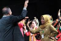 Kepala Taman Budaya Kalsel Suharyanti ikut latihan tari untuk persiapan pertunjukan tari kolosal pada puncak hari jadi ke-74 provinsi setempat pada 2024 di Banjarmasin, Selasa (30/7/2024). (ANTARA/HO-Media Center Kalsel)