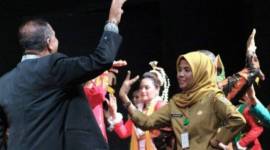 Kepala Taman Budaya Kalsel Suharyanti ikut latihan tari untuk persiapan pertunjukan tari kolosal pada puncak hari jadi ke-74 provinsi setempat pada 2024 di Banjarmasin, Selasa (30/7/2024). (ANTARA/HO-Media Center Kalsel)