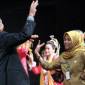 Kepala Taman Budaya Kalsel Suharyanti ikut latihan tari untuk persiapan pertunjukan tari kolosal pada puncak hari jadi ke-74 provinsi setempat pada 2024 di Banjarmasin, Selasa (30/7/2024). (ANTARA/HO-Media Center Kalsel)