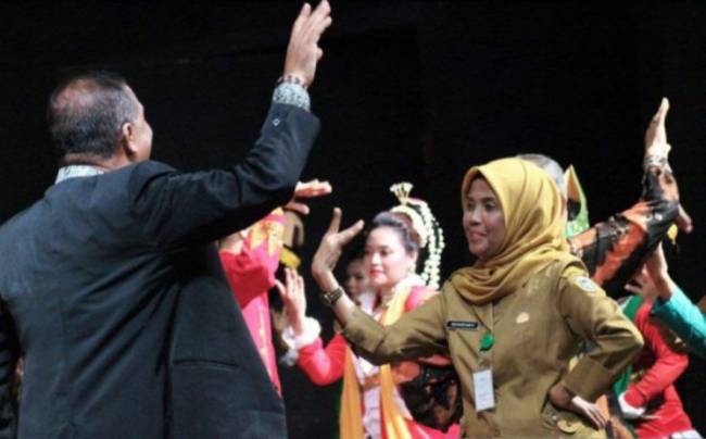 Kepala Taman Budaya Kalsel Suharyanti ikut latihan tari untuk persiapan pertunjukan tari kolosal pada puncak hari jadi ke-74 provinsi setempat pada 2024 di Banjarmasin, Selasa (30/7/2024). (ANTARA/HO-Media Center Kalsel)