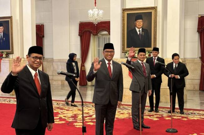 Yuliot Tanjung (kiri), dilantik sebagai Wakil Menteri Investasi/BKPM, Sudaryono (tengah) sebagai Wakil Menteri Pertanian, dan Thomas Djiwandono (ketiga kiri) menyapa wartawan sebelum dilantik Presiden Joko Widodo sebagai Wakil Menteri Keuangan II di Istana Negara, Jakarta, Kamis (18/7/2024). [ANTARA/Yashinta Difa]