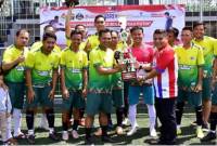 Ketua Panitia Rudi Setiawan alias Edoy saat menyerahkan trophy juara pertama untuk Tim RSUD Abdul Aziz Marabahan FC. (Foto: panitiaturnamen)