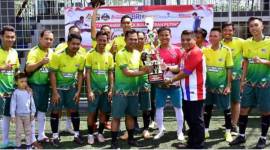 Ketua Panitia Rudi Setiawan alias Edoy saat menyerahkan trophy juara pertama untuk Tim RSUD Abdul Aziz Marabahan FC. (Foto: panitiaturnamen)