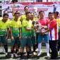 Ketua Panitia Rudi Setiawan alias Edoy saat menyerahkan trophy juara pertama untuk Tim RSUD Abdul Aziz Marabahan FC. (Foto: panitiaturnamen)