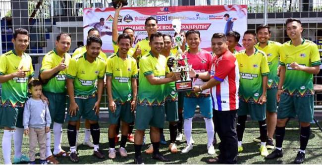 Ketua Panitia Rudi Setiawan alias Edoy saat menyerahkan trophy juara pertama untuk Tim RSUD Abdul Aziz Marabahan FC. (Foto: panitiaturnamen)