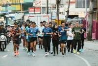 Komunitas Gubernur Runners, RIOT, Banua Run dan South Borneo Runners yang dipimpin langsung oleh Direktur Utama Bank Kalsel Fachrudin dengan start di halaman Kantor Pusat Bank Kalsel. (Foto - Humasbankkalsel)