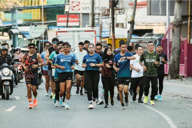 Komunitas Gubernur Runners, RIOT, Banua Run dan South Borneo Runners yang dipimpin langsung oleh Direktur Utama Bank Kalsel Fachrudin dengan start di halaman Kantor Pusat Bank Kalsel. (Foto - Humasbankkalsel)