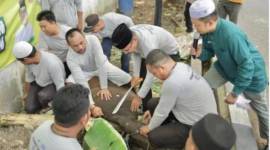 Ketua DPRD Provinsi Kalsel DR (HC) H Supian HK SH MH saat menyembelih sapi kurban di halaman belakang Kantor DPRD Provinsi Kalsel. (Foto: humasdprdkalsel)