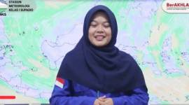 Petugas BMKG Supadio Pontianak Reni menyampaikan informasi cuaca terbaru di Kalbar melalui kanal media sosial BMKG Kalbar. [ANTARA/Rendra Oxtora]