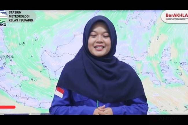 Petugas BMKG Supadio Pontianak Reni menyampaikan informasi cuaca terbaru di Kalbar melalui kanal media sosial BMKG Kalbar. [ANTARA/Rendra Oxtora]