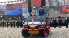 Presiden Joko Widodo atau Jokowi melakukan pengecekan pasukan dalam Upacara Hari Ulang Tahun (HUT) ke-78 Bhayangkara Polri di Monas, Jakarta, Senin (1/7/2024). [Suara.com/Novian]
