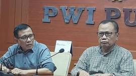 Ketua Umum PWI Hendry Ch Bangun (kiri), dan Ketua Dewan Kehormatan PWI Sasongko Tedjo seusai menghadiri Rapat Pleno yang dihadiri Pengurus PWI, Dewan Kehormatan, Dewan Penasehat dan Dewan Pakar di Kantor PWI, Jakarta, Kamis (27/6/2024) lalu. [ANTARA/HO-PWI/aa]