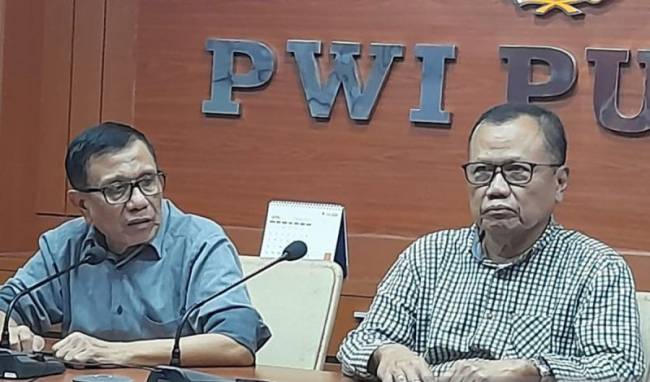 Ketua Umum PWI Hendry Ch Bangun (kiri), dan Ketua Dewan Kehormatan PWI Sasongko Tedjo seusai menghadiri Rapat Pleno yang dihadiri Pengurus PWI, Dewan Kehormatan, Dewan Penasehat dan Dewan Pakar di Kantor PWI, Jakarta, Kamis (27/6/2024) lalu. [ANTARA/HO-PWI/aa]