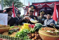 pemotongan nasi tunpeng oleh Kapolresta Banjarmasin Kombes Pol Sabana Atmojo, didampinfgi Wali Kota  Ibnu Sina, Senin (1/7/2024) (SuarIndonesia/YI)