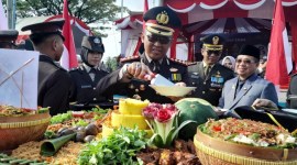 pemotongan nasi tunpeng oleh Kapolresta Banjarmasin Kombes Pol Sabana Atmojo, didampinfgi Wali Kota  Ibnu Sina, Senin (1/7/2024) (SuarIndonesia/YI)